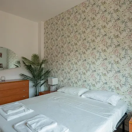 Апартаменты Raffinato Ed Elegante Bilocale - Lorenteggio Metropolitana M4 *